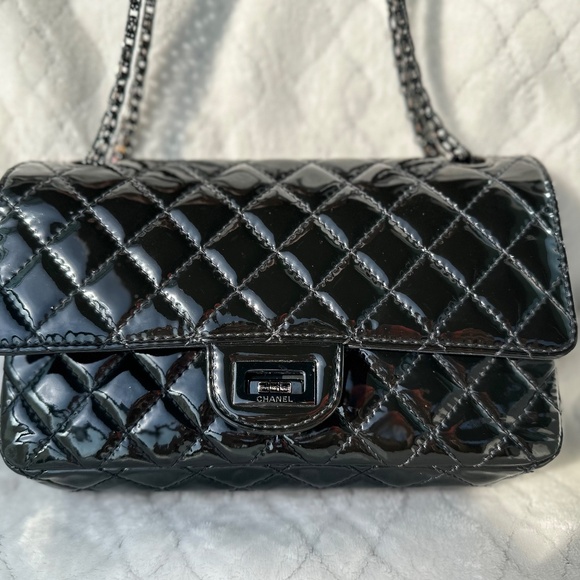 CHANEL 2.55 Reissue 225 Black Patent Quilted Calfskin Shoulder Bag - Picture 4 of 16